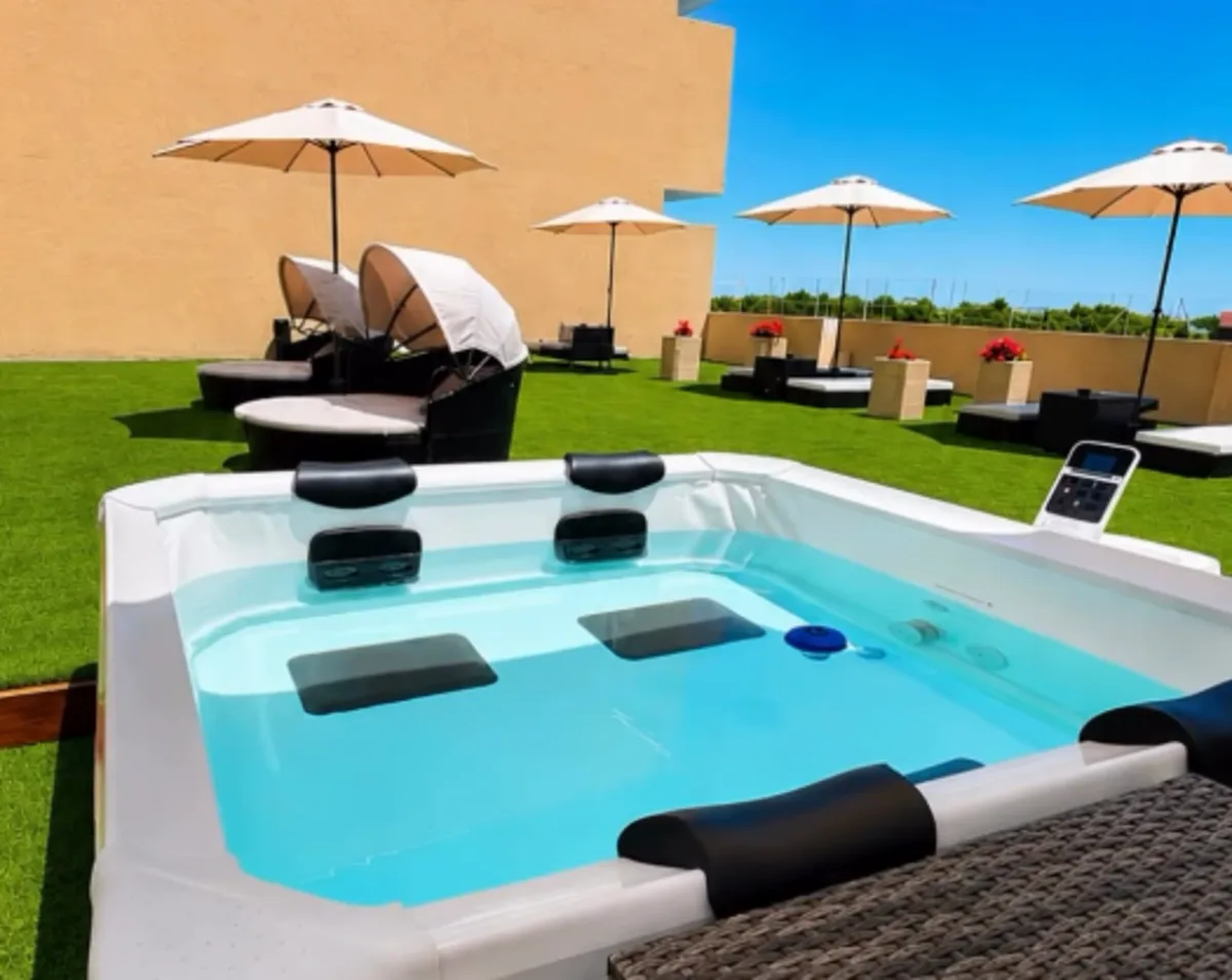 Jacuzzi exterior com espreguiçadeiras e guarda-sóis em Celorico da Beira