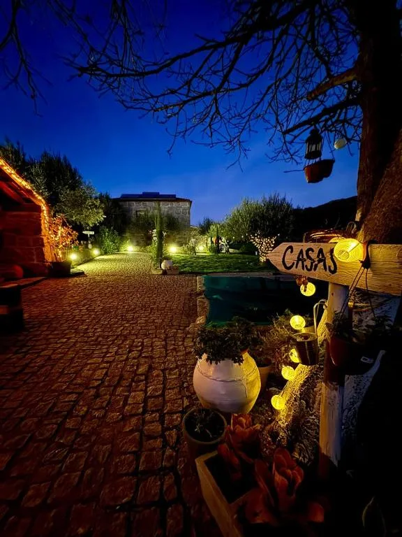 Jardim iluminado ao anoitecer em Celorico da Beira