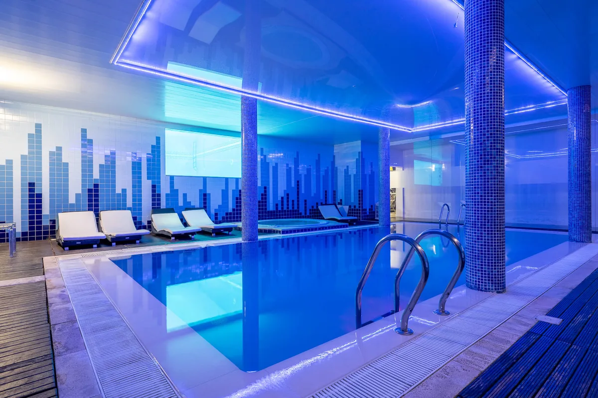 Piscina interior e spa do Ílhavo Plaza em luz azul