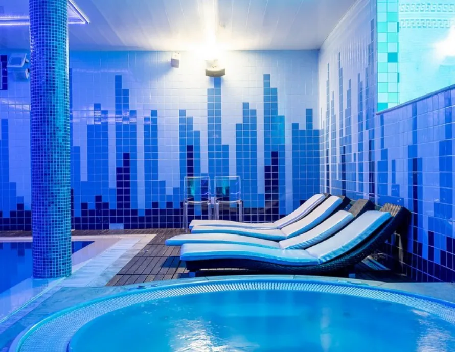 Piscina interior e spa do Ílhavo Plaza em luz azul